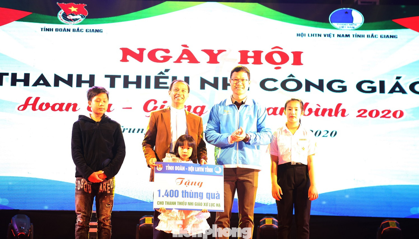 Cán bộ Đoàn đồng hành cùng giới trẻ trong đêm Giáng sinh ảnh 8