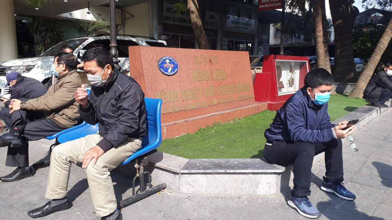 Người dân Thủ đô đồng loạt đeo khẩu trang tại bệnh viện, bến xe, siêu thị ảnh 5