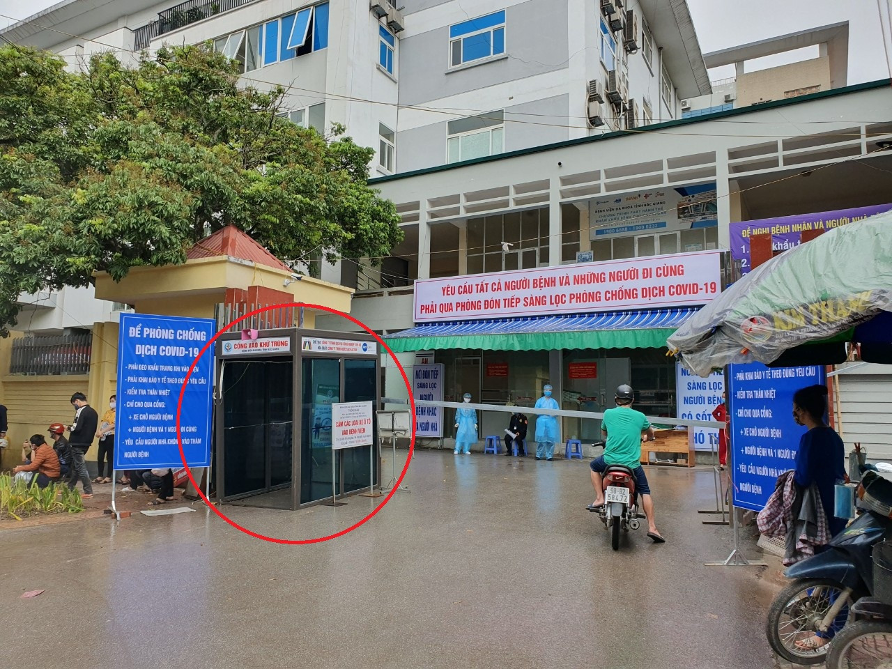 Bắc Giang lắp cổng khử khuẩn chống Covid -19 tại các bệnh viện ảnh 2