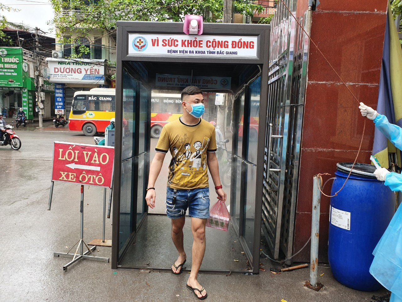 Bắc Giang lắp cổng khử khuẩn chống Covid -19 tại các bệnh viện ảnh 5