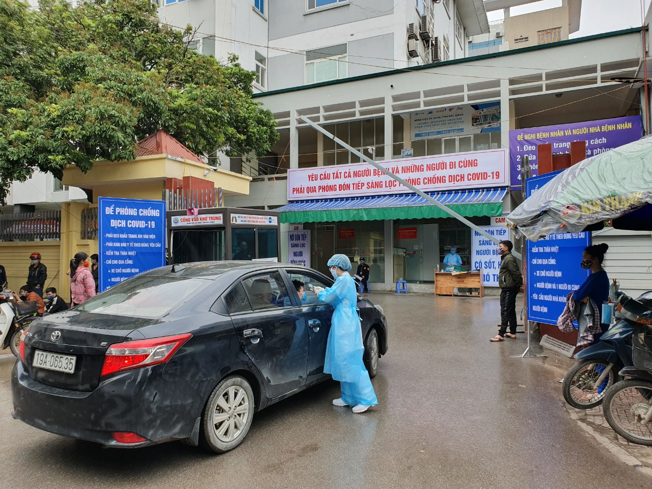 Bắc Giang lắp cổng khử khuẩn chống Covid -19 tại các bệnh viện ảnh 6