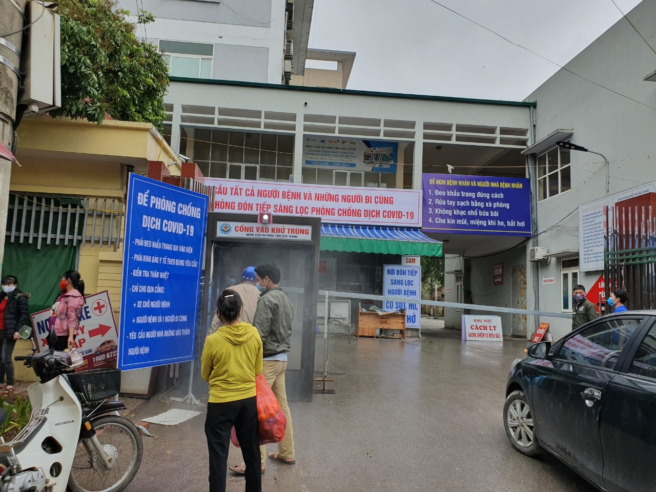 Bắc Giang lắp cổng khử khuẩn chống Covid -19 tại các bệnh viện ảnh 4