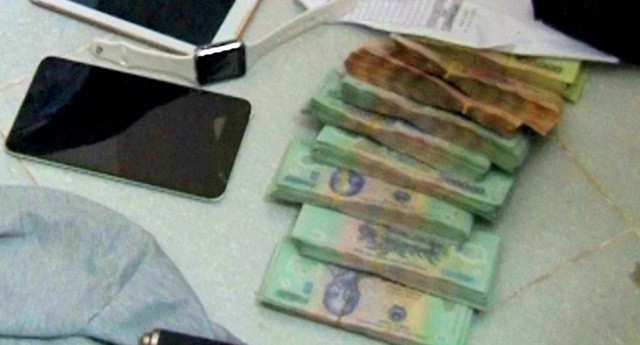 Mở xe ô tô trong đêm khuya lấy trộm gần 400 triệu đồng ảnh 3