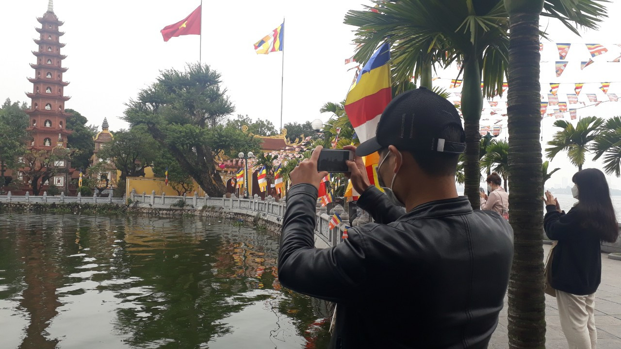 Tái diễn cảnh vợt rùa, bắt cá vừa phóng sinh ở chùa Trấn Quốc ảnh 10