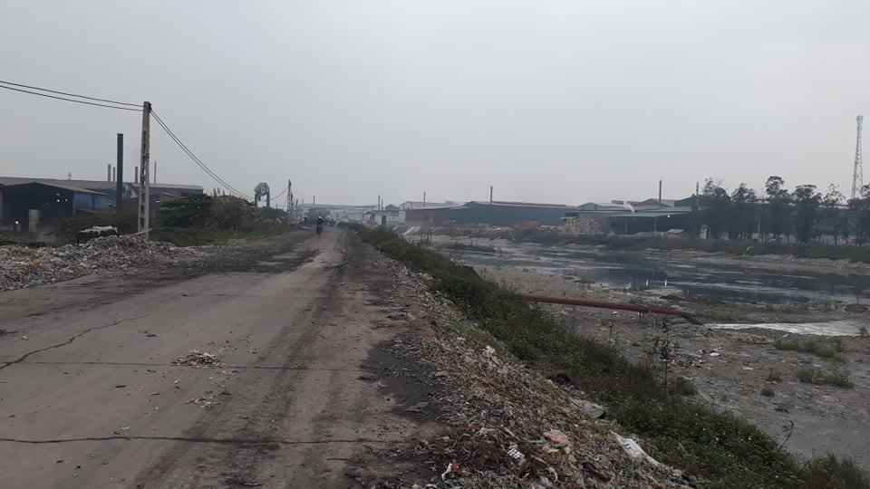 Cảnh dòng sông Ngũ Huyện Khê ô nhiễm như bãi sình lầy đổ ra sông Cầu ảnh 3