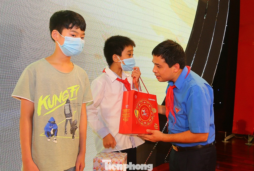 Bí thư Bắc Ninh đeo khăn quàng đỏ dự Lễ hội trăng rằm với 300 thiếu nhi ảnh 1