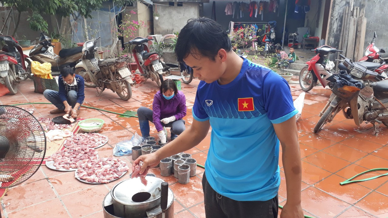 Giá tăng kỷ lục, người dân quê vẫn tưng bừng đụng lợn đón Tết ảnh 4