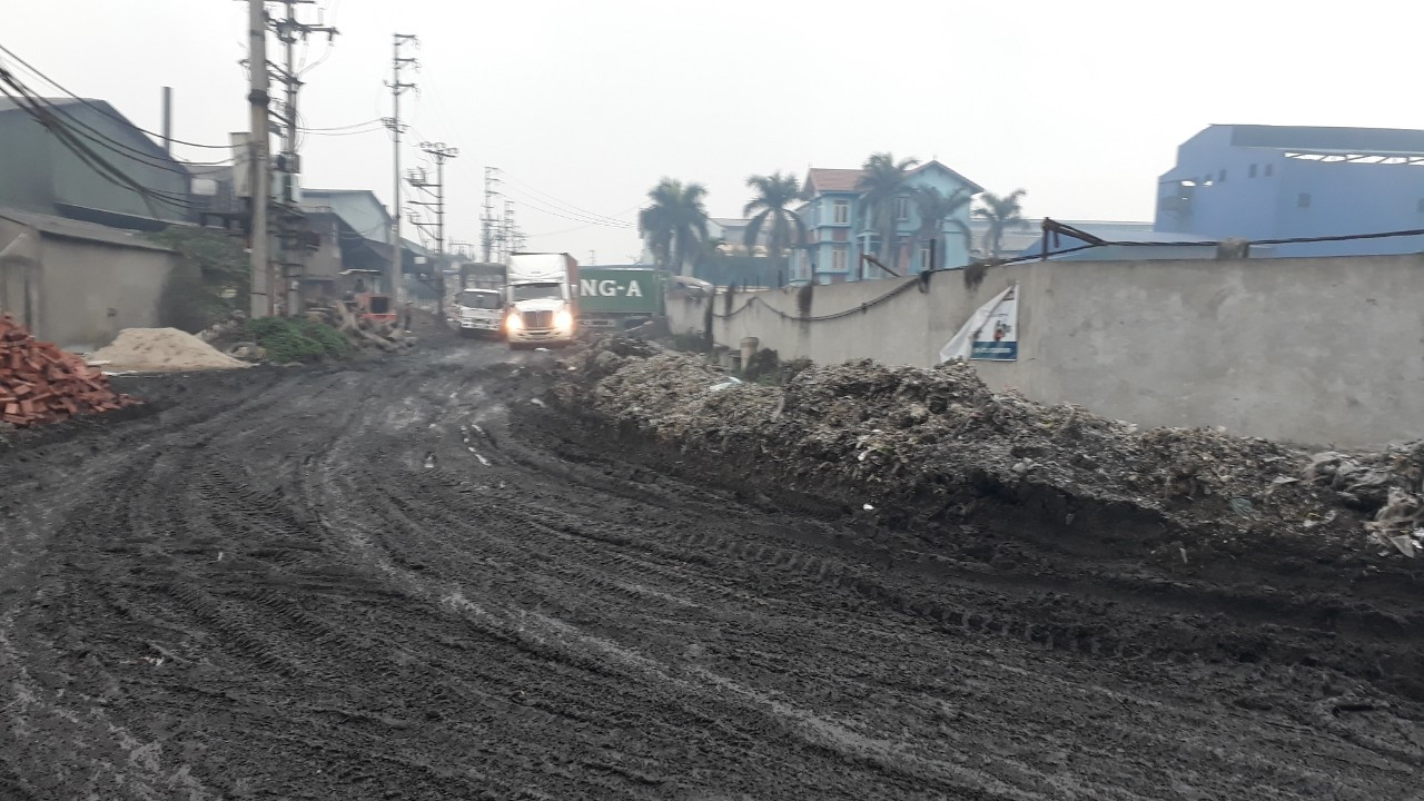 Cảnh dòng sông Ngũ Huyện Khê ô nhiễm như bãi sình lầy đổ ra sông Cầu ảnh 9