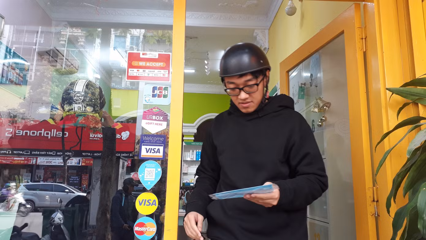 Chuỗi cửa hàng ở Hà Nội phát miễn phí cho mỗi người... một khẩu trang dùng 1 lần ảnh 4
