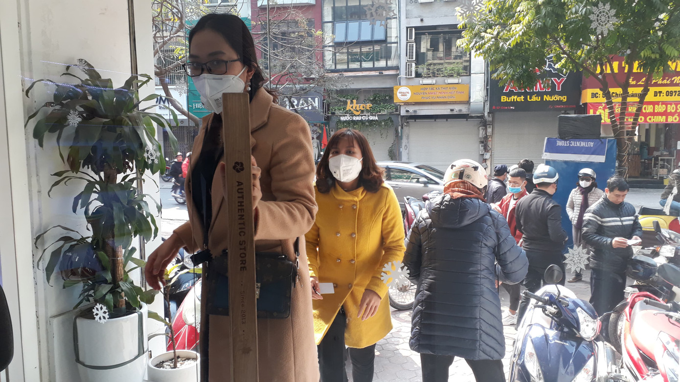 Chuỗi cửa hàng ở Hà Nội phát miễn phí cho mỗi người... một khẩu trang dùng 1 lần ảnh 2