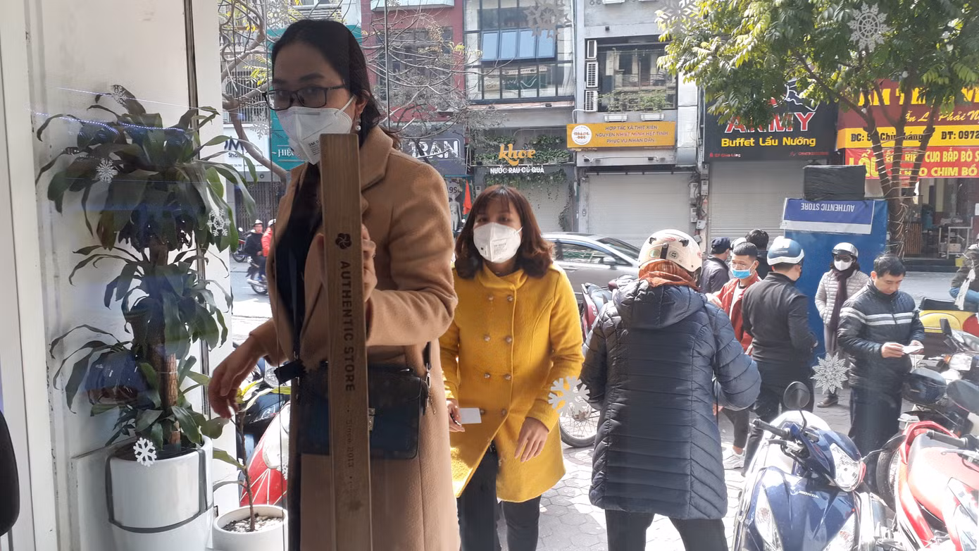Chuỗi cửa hàng ở Hà Nội phát miễn phí cho mỗi người... một khẩu trang dùng 1 lần ảnh 2
