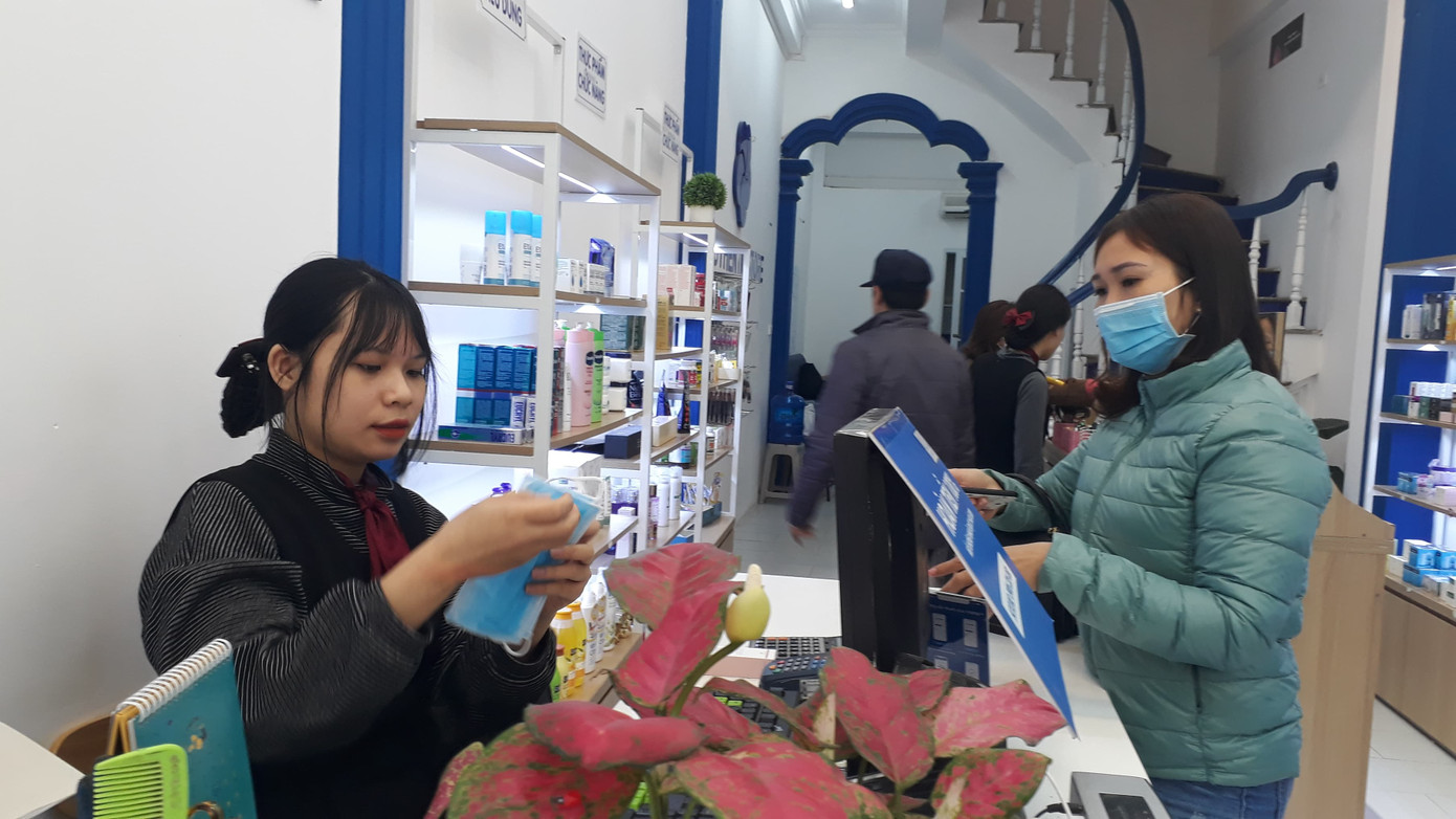 Chuỗi cửa hàng ở Hà Nội phát miễn phí cho mỗi người... một khẩu trang dùng 1 lần ảnh 3