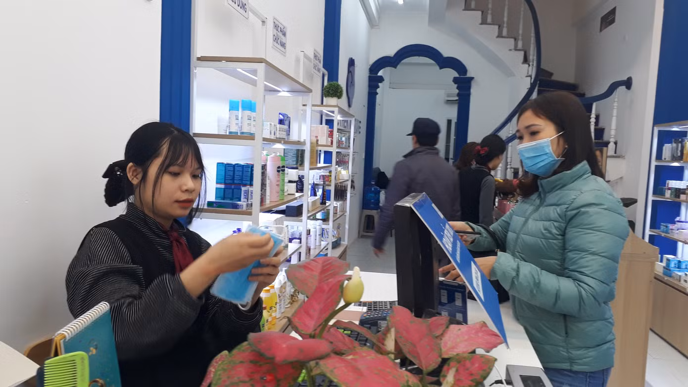 Chuỗi cửa hàng ở Hà Nội phát miễn phí cho mỗi người... một khẩu trang dùng 1 lần ảnh 3