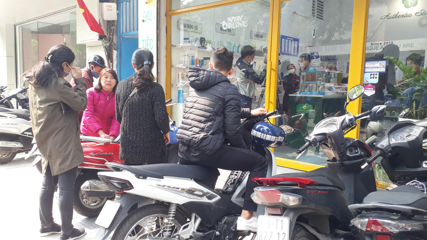 Chuỗi cửa hàng ở Hà Nội phát miễn phí cho mỗi người... một khẩu trang dùng 1 lần ảnh 5