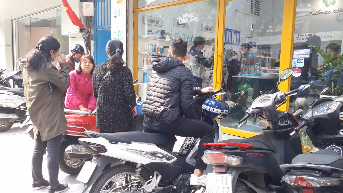 Chuỗi cửa hàng ở Hà Nội phát miễn phí cho mỗi người... một khẩu trang dùng 1 lần ảnh 5