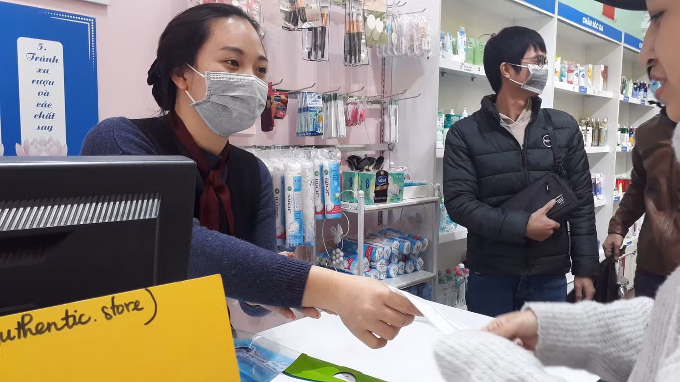Chuỗi cửa hàng ở Hà Nội phát miễn phí cho mỗi người... một khẩu trang dùng 1 lần ảnh 1