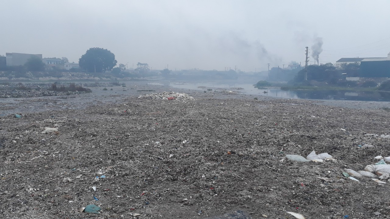 Cảnh dòng sông Ngũ Huyện Khê ô nhiễm như bãi sình lầy đổ ra sông Cầu ảnh 12