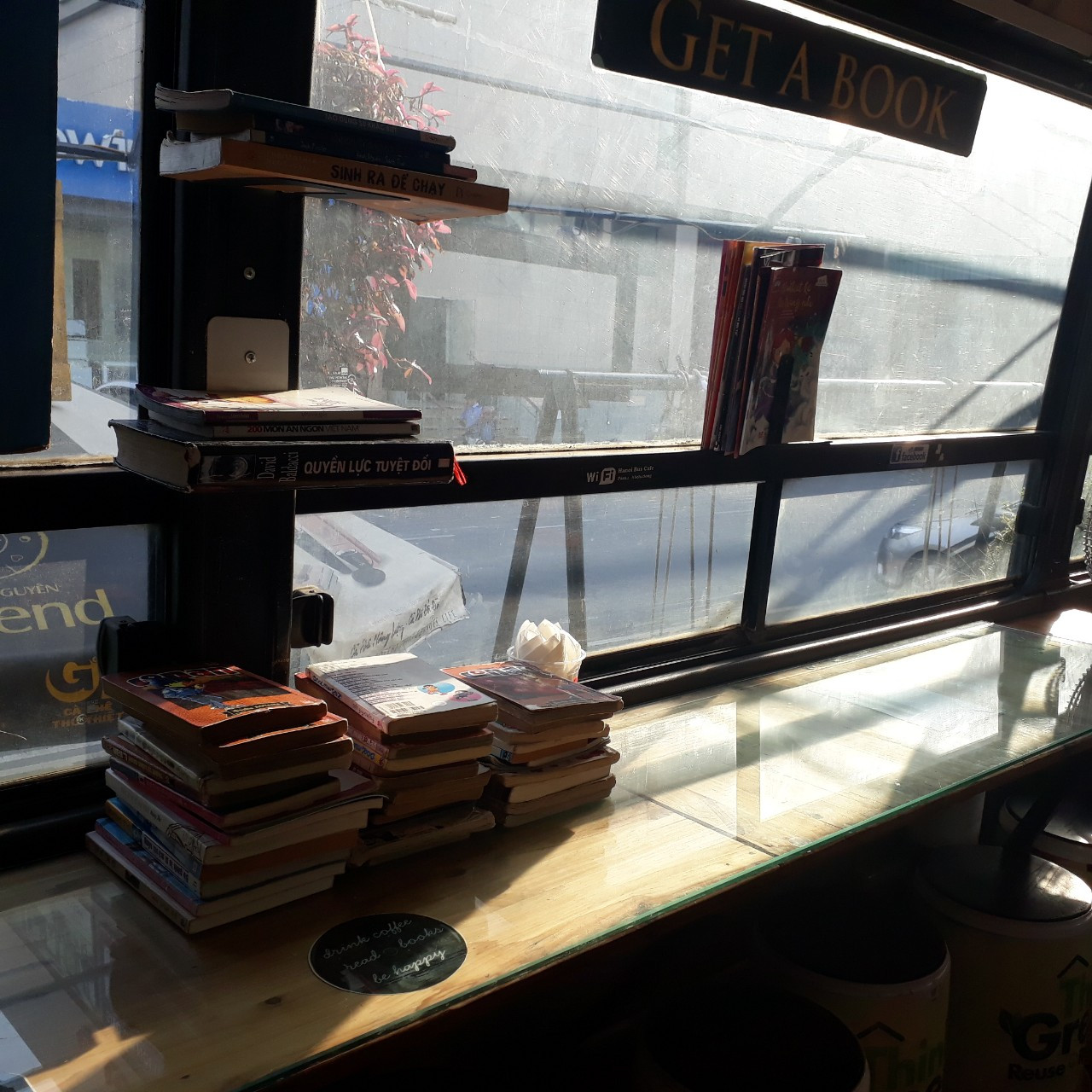 Độc đáo quán cà phê sáng chế từ xe buýt hỏng ảnh 7