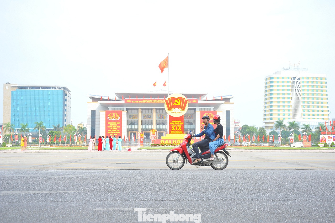 Thành phố Bắc Giang trang hoàng rực rỡ trước ngày Đại hội Đảng bộ ảnh 7
