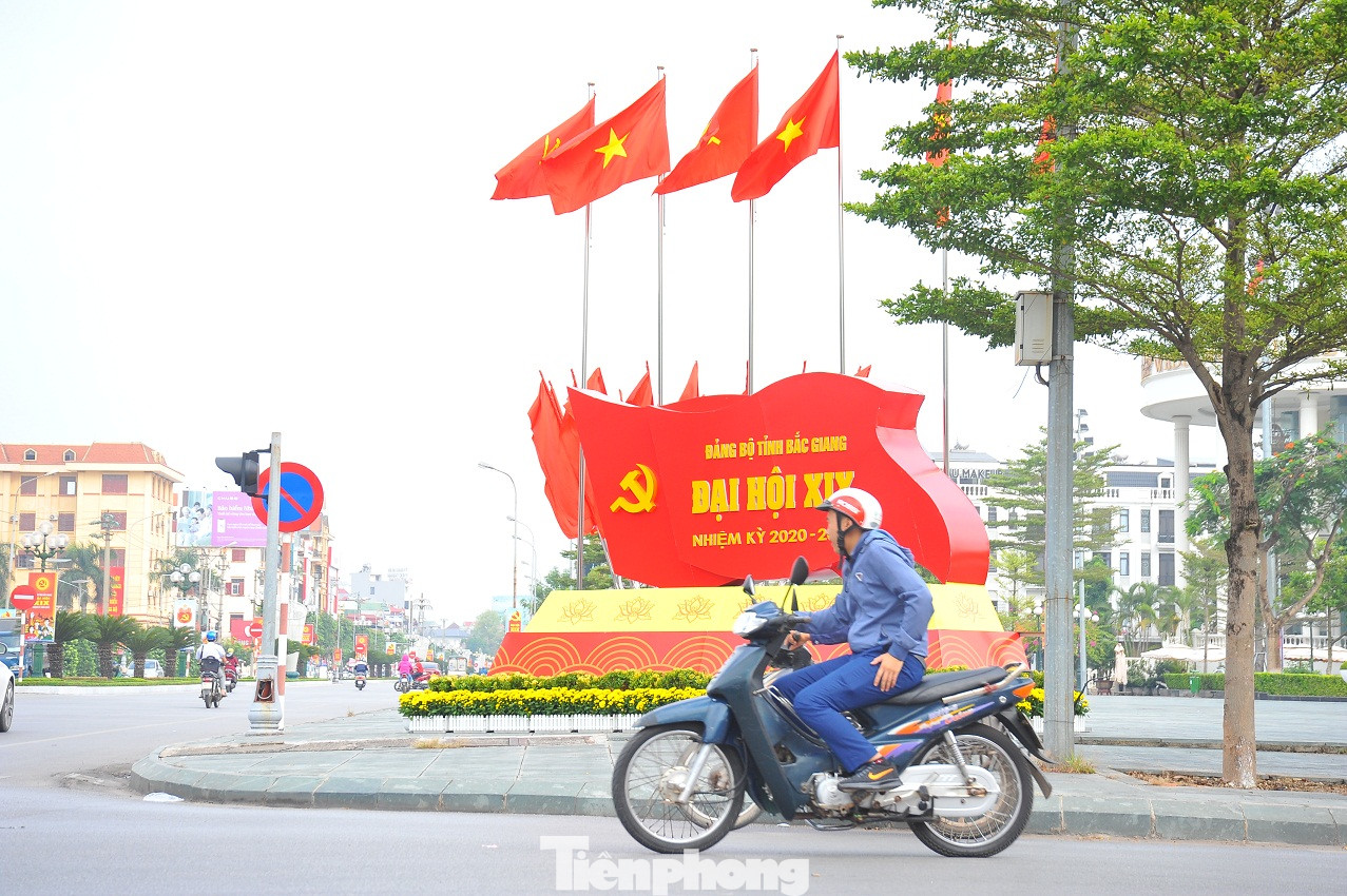 Đường Hùng Vương rực rỡ các baner, băng rôn tuyên truyền về Đại hội Thành phố Bắc Giang trang hoàng rực rỡ trước ngày Đại hội Đảng bộ ảnh 2