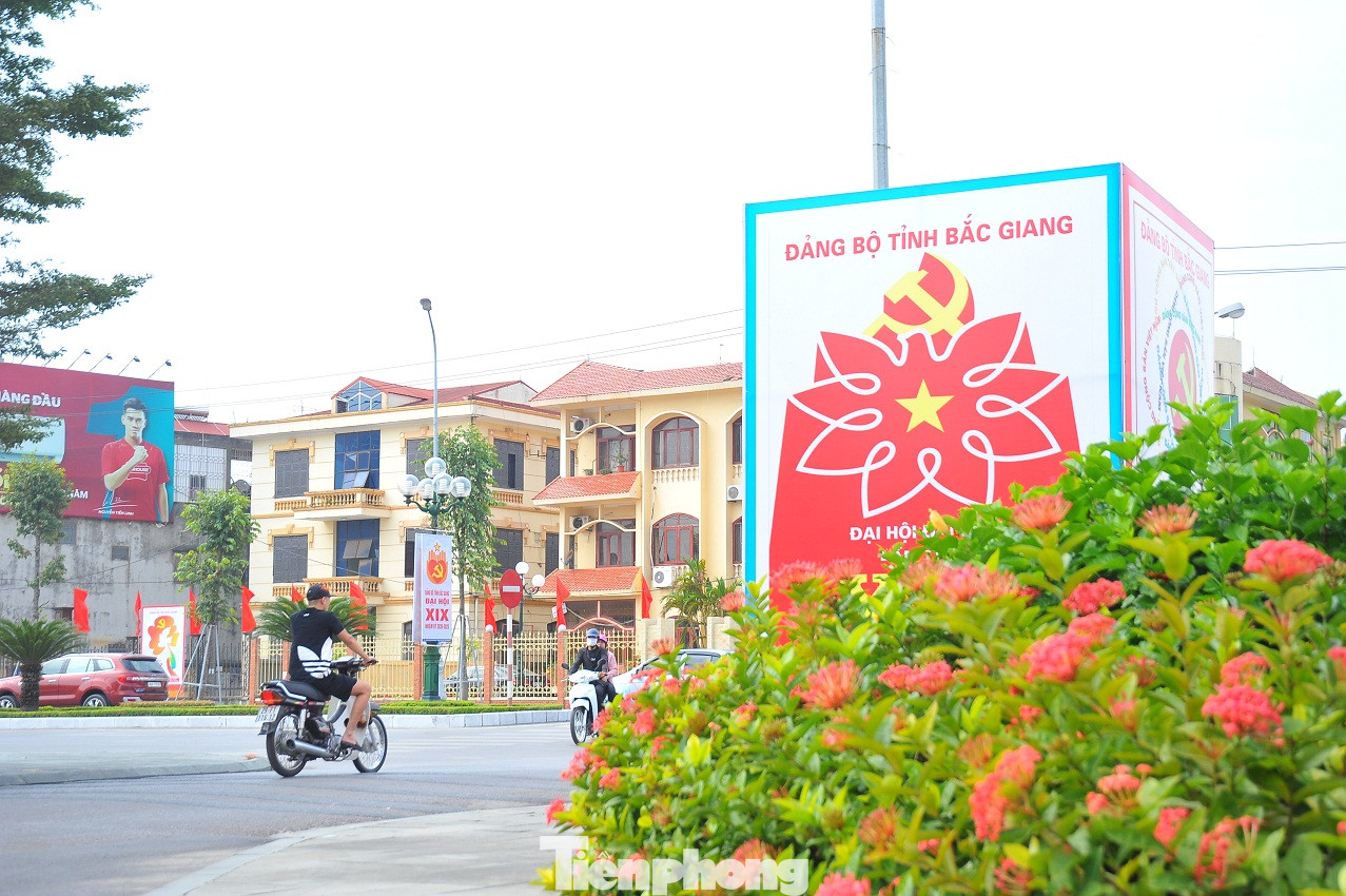 Thành phố Bắc Giang trang hoàng rực rỡ trước ngày Đại hội Đảng bộ ảnh 4