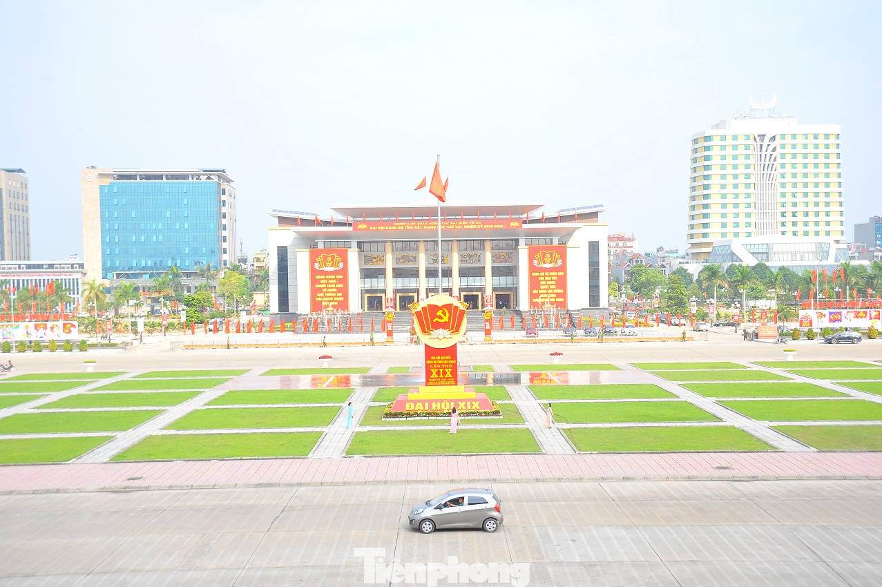 Toàn cảnh Trung tâm Hội nghị tỉnh Bắc Giang - nơi diễn ra Đại hội Thành phố Bắc Giang trang hoàng rực rỡ trước ngày Đại hội Đảng bộ ảnh 6