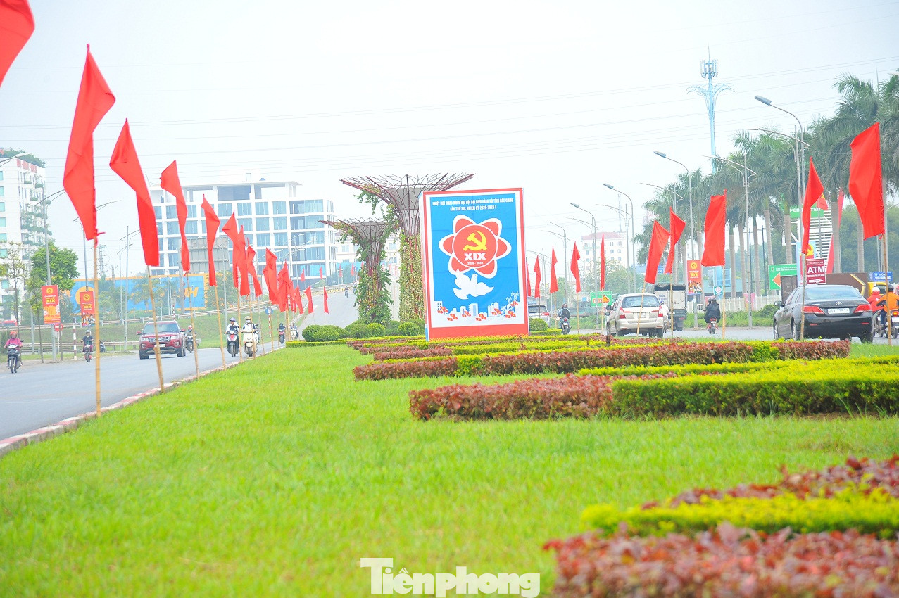 Đường Tây Yên Tử - một tuyến phố mới tại thành phố Bắc Giang, rực rỡ cờ hoa chào đón Đại hội Đảng bộ tỉnh Bắc Giang. Đường Hùng Vương rực rỡ các baner, băng rôn tuyên truyền về Đại hội Thành phố Bắc Giang trang hoàng rực rỡ trước ngày Đại hội Đảng bộ ảnh 1