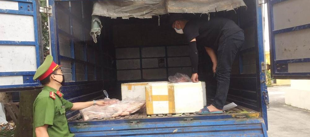 Bắt giữ hơn 300 kg thịt lợn không rõ nguồn gốc trên đường vào bếp ăn công nhân ảnh 1