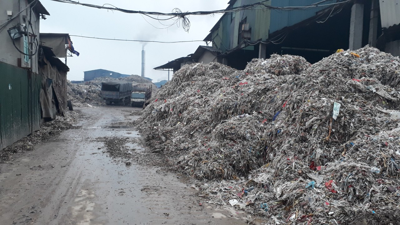 Cảnh dòng sông Ngũ Huyện Khê ô nhiễm như bãi sình lầy đổ ra sông Cầu ảnh 7