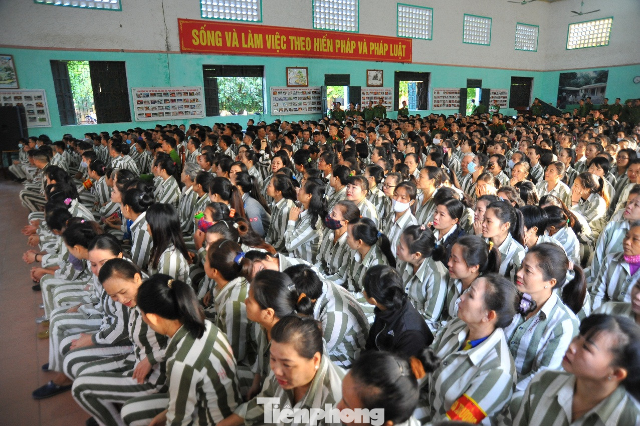 Phạm nhân nức nở với chương trình văn nghệ 'Tiếng hát tình đời' ảnh 1