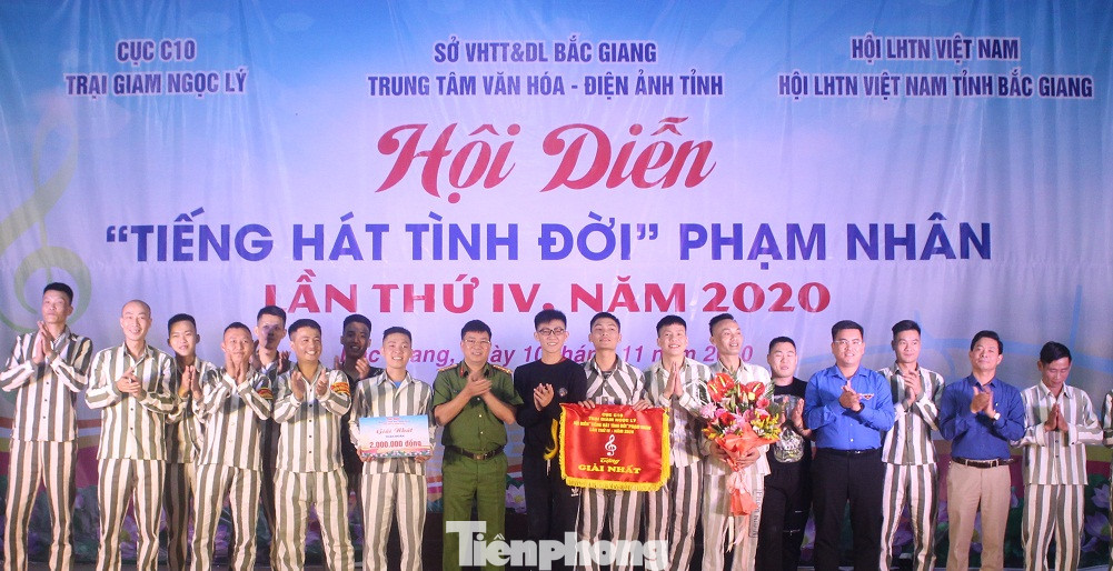 Phạm nhân nức nở với chương trình văn nghệ 'Tiếng hát tình đời' ảnh 13