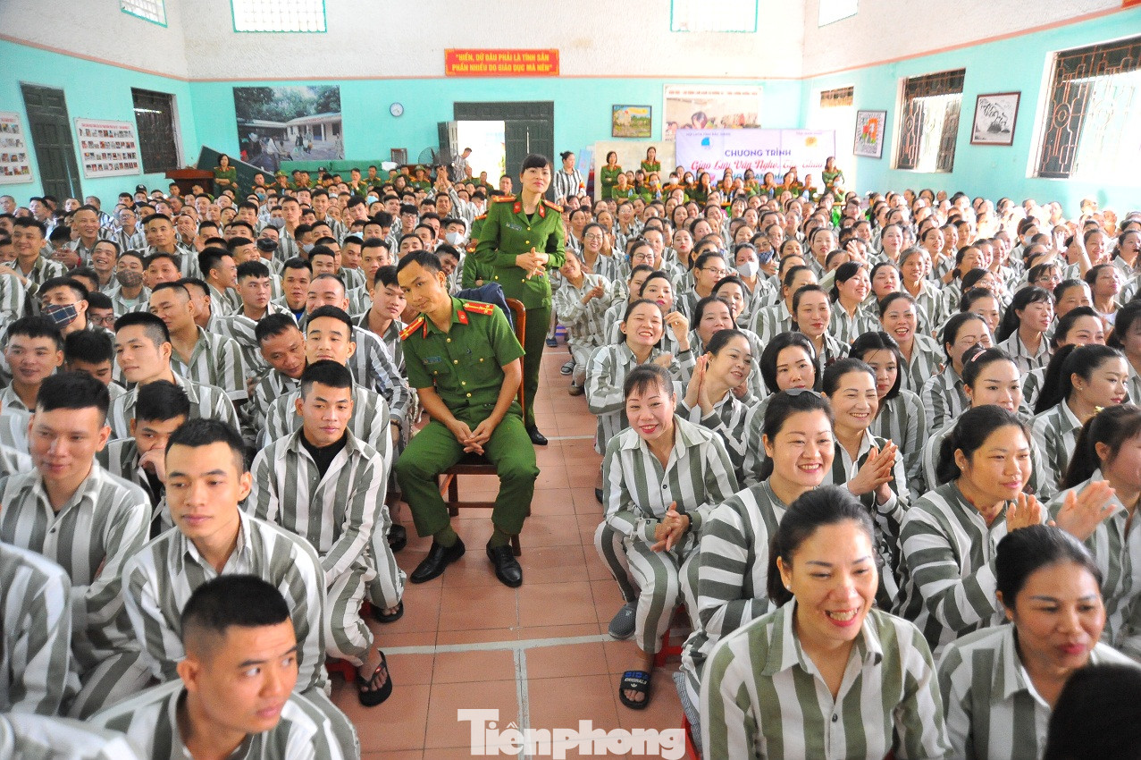 Phạm nhân nức nở với chương trình văn nghệ 'Tiếng hát tình đời' ảnh 4