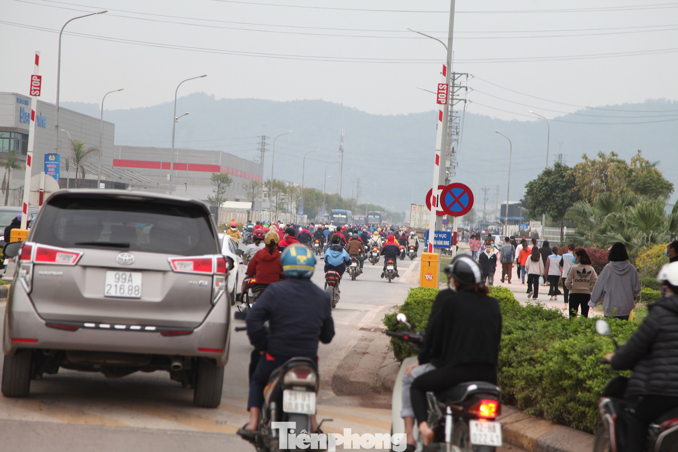 Công nhân khu công nghiệp tấp nập đi làm trở lại sau Tết ảnh 10