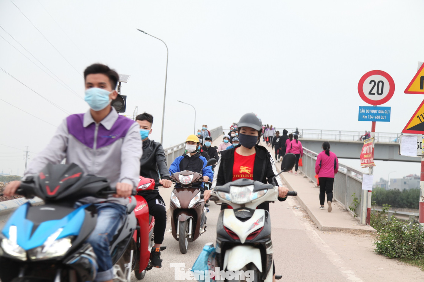 Công nhân khu công nghiệp tấp nập đi làm trở lại sau Tết ảnh 4