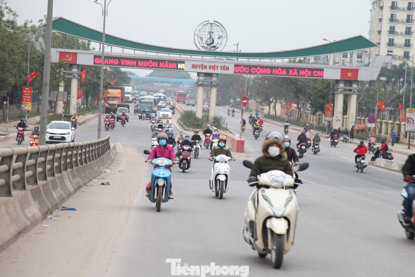 Công nhân khu công nghiệp tấp nập đi làm trở lại sau Tết ảnh 3