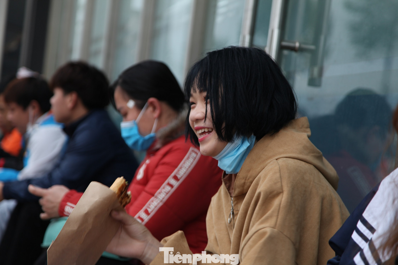 Công nhân khu công nghiệp tấp nập đi làm trở lại sau Tết ảnh 12