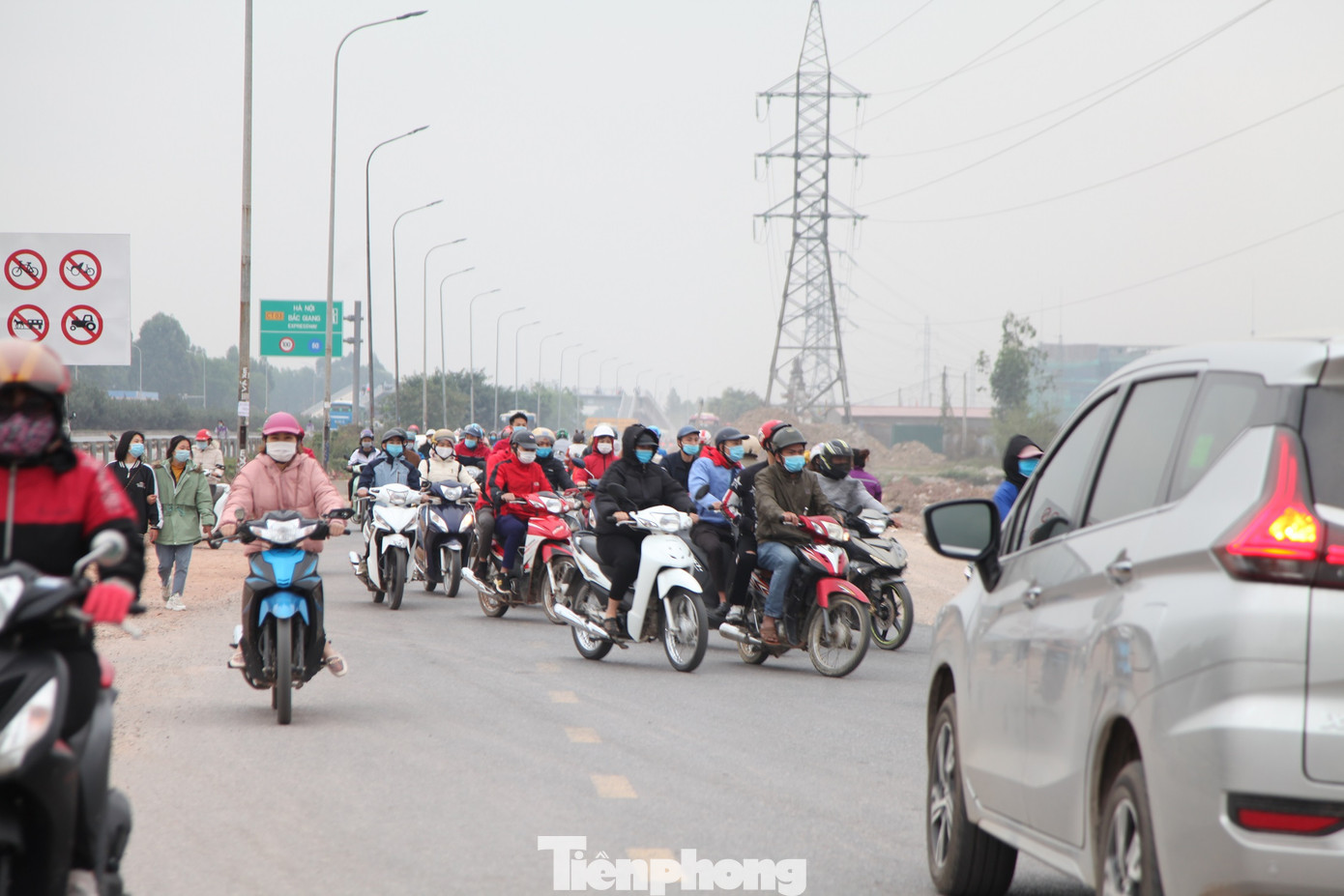 Công nhân khu công nghiệp tấp nập đi làm trở lại sau Tết ảnh 2