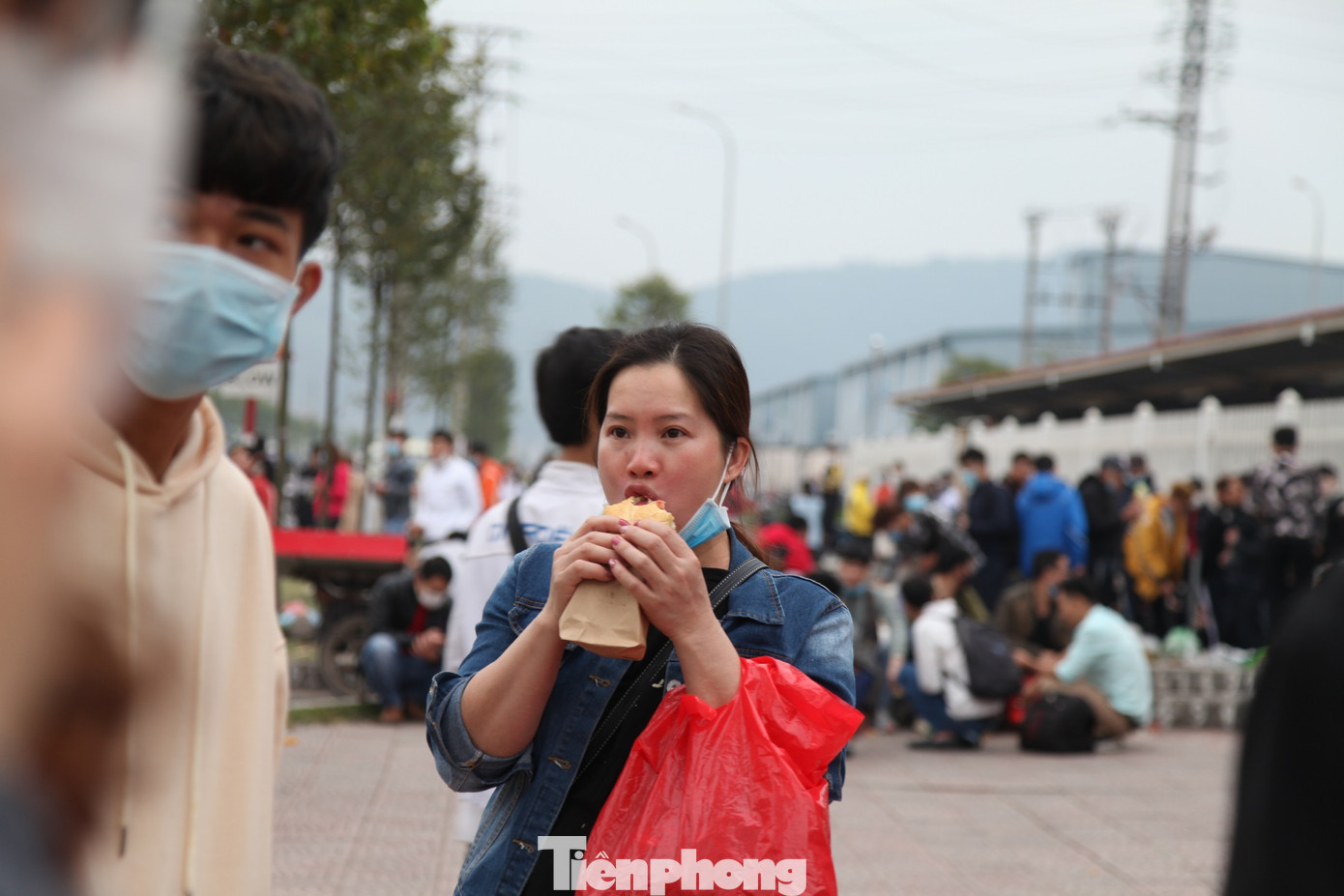 Công nhân khu công nghiệp tấp nập đi làm trở lại sau Tết ảnh 11