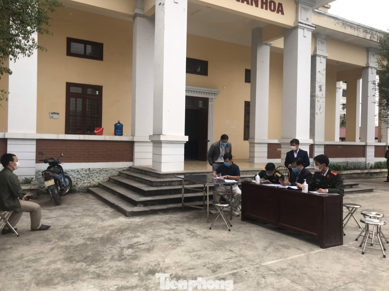 Bị xử phạt vì chửi bới, đòi đốt nhà cán bộ khi bị đưa đi cách ly tập trung ảnh 1