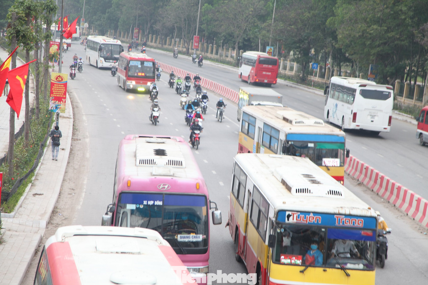 Công nhân khu công nghiệp tấp nập đi làm trở lại sau Tết ảnh 1