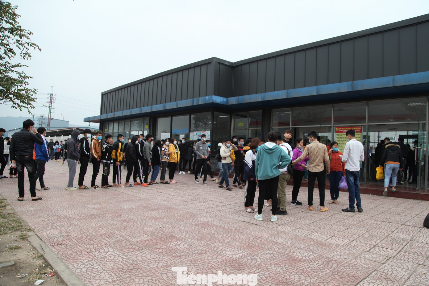 Công nhân khu công nghiệp tấp nập đi làm trở lại sau Tết ảnh 8