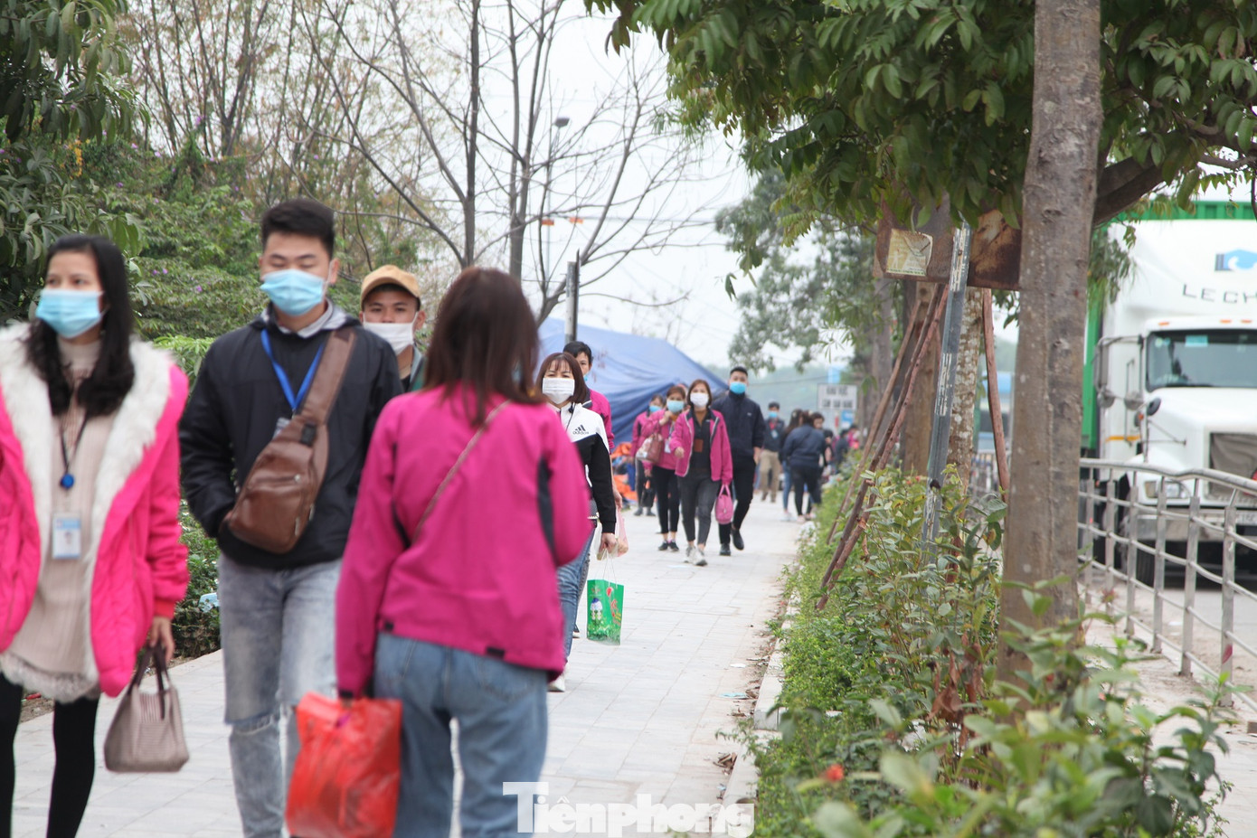 Công nhân khu công nghiệp tấp nập đi làm trở lại sau Tết ảnh 5