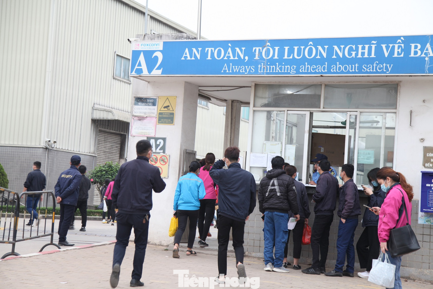 Công nhân khu công nghiệp tấp nập đi làm trở lại sau Tết ảnh 6