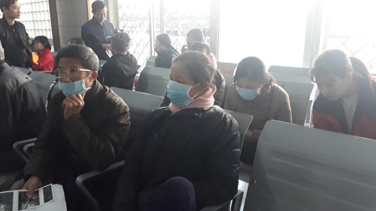 Người dân Thủ đô đồng loạt đeo khẩu trang tại bệnh viện, bến xe, siêu thị ảnh 2