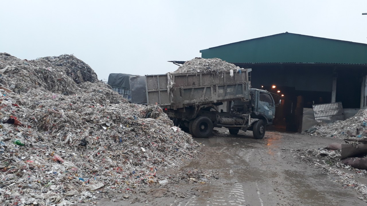 Cảnh dòng sông Ngũ Huyện Khê ô nhiễm như bãi sình lầy đổ ra sông Cầu ảnh 13