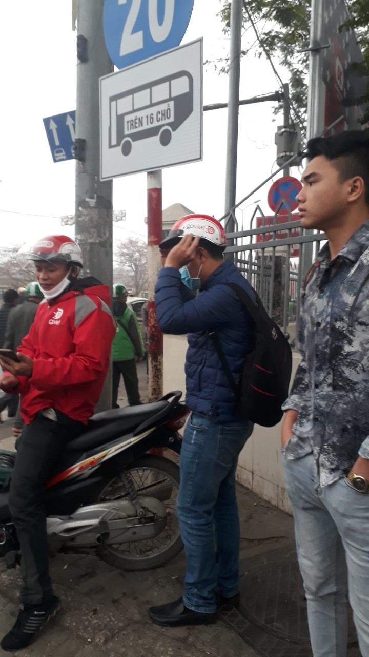 Ngày đầu thực hiện đeo khẩu trang nơi công cộng: Bến xe, hành khách lơ là ảnh 3