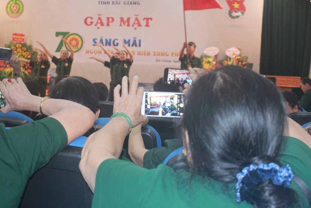 Thăm, tặng quà cựu Thanh niên xung phong Bắc Ninh và Bắc Giang ảnh 5