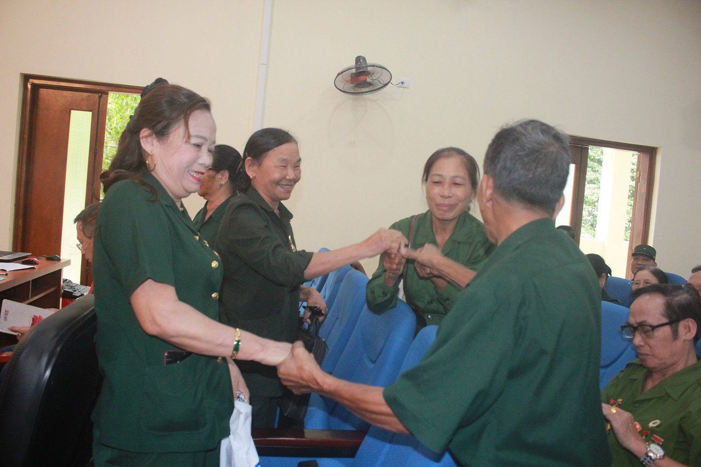 Thăm, tặng quà cựu Thanh niên xung phong Bắc Ninh và Bắc Giang ảnh 2