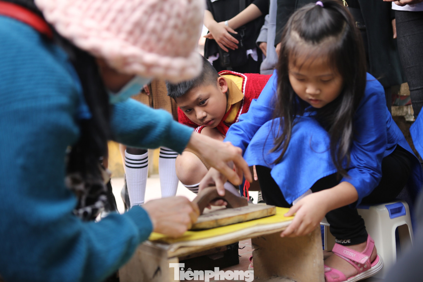 'Thiếu nhi Việt Nam vươn ra thế giới' có trải nghiệm thú vị ở làng tranh Đông Hồ ảnh 5