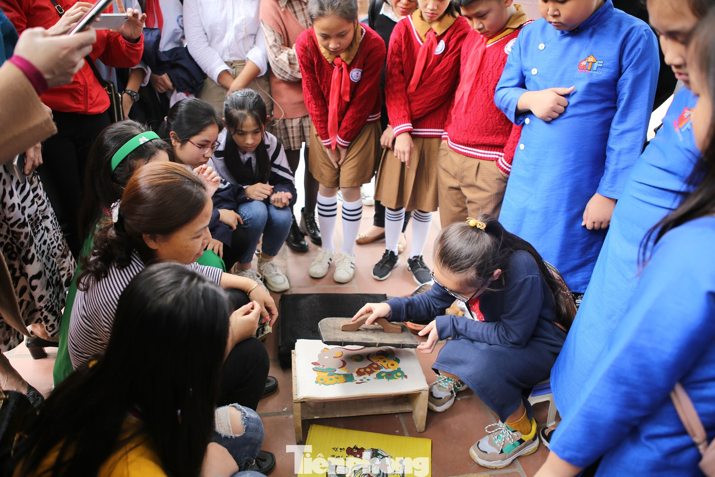 'Thiếu nhi Việt Nam vươn ra thế giới' có trải nghiệm thú vị ở làng tranh Đông Hồ ảnh 4